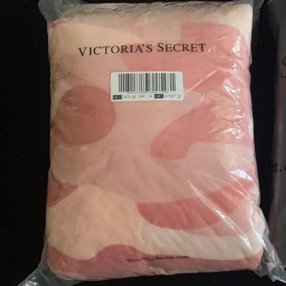 VS Pink pink Camo Sherpa Blanket new! - Picture 4 of 4